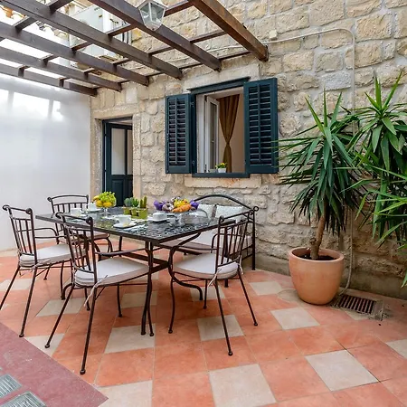 بيت للعطل Avalon House